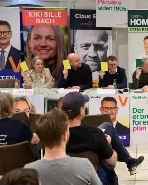 Paneldebat med kandidater fra flere partier foran et publikum