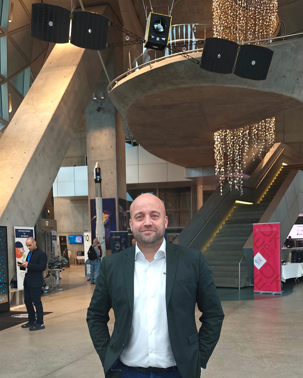 Claus Beck under en satellitmodel i et space-miljø