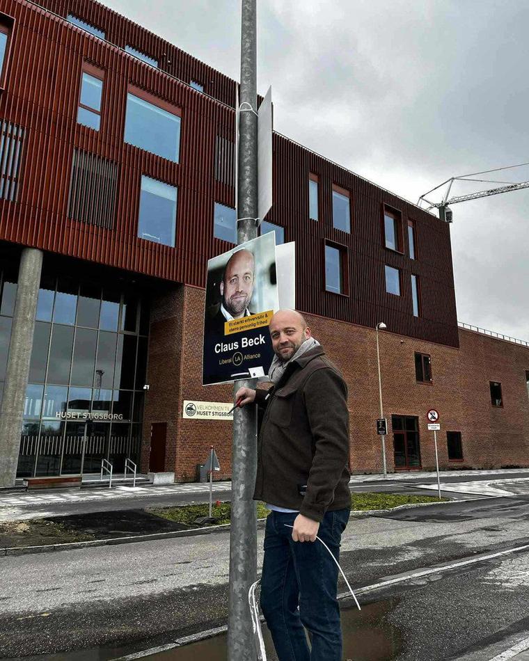 Claus sætter sin valgplakat op foran Huset Stigsborg